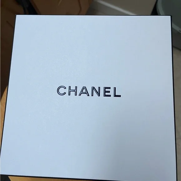 Chanel No. 5 Eau de Parfum Gift Set - Picture 2 of 4